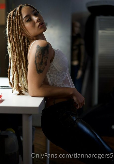 Tiannarogers5 star erotic pic