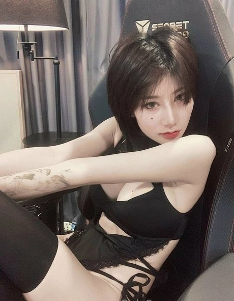 Juqyx nude model img