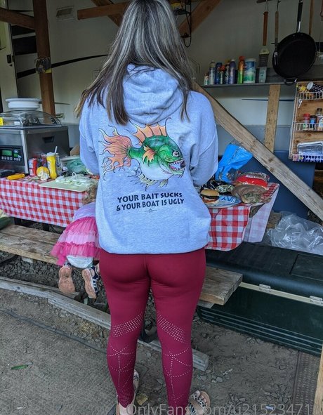 thickmommarie adult model photo