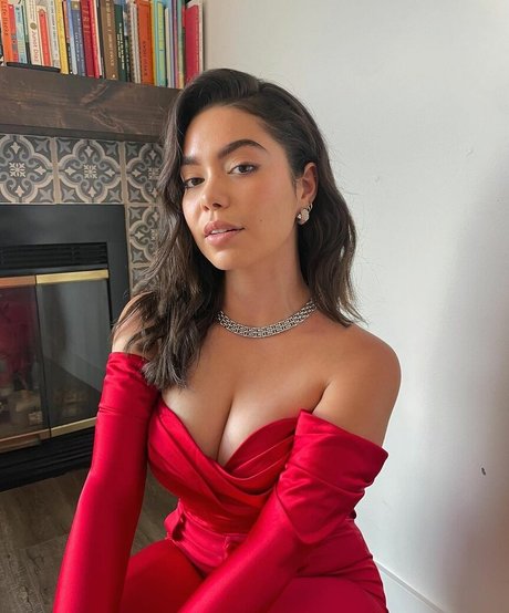 Aulii Cravalho model top image