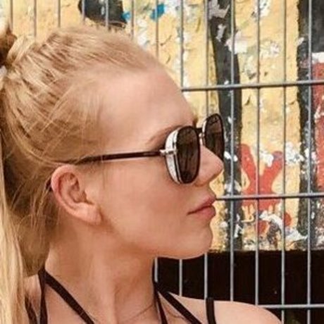 Lady Estelle model top pictures