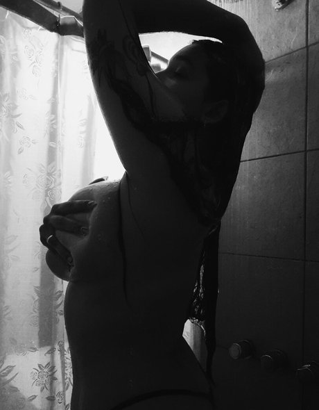 Mile Compodonico sexy actress gallery