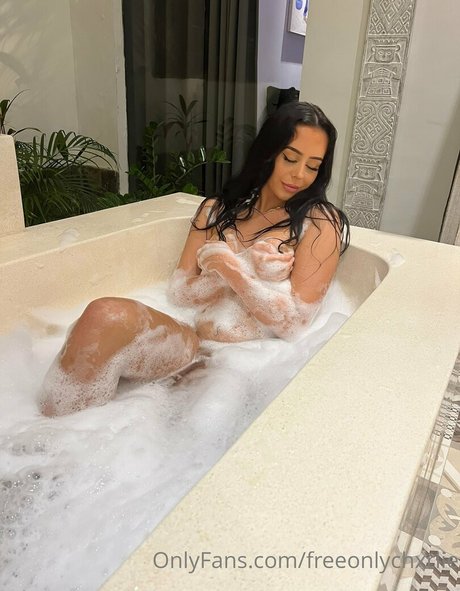 freeonlychxrlie model sex pic