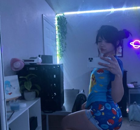 yourluvrgrl adult model image