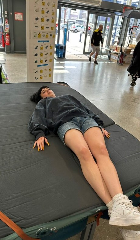 Chloe Hodgson art model images