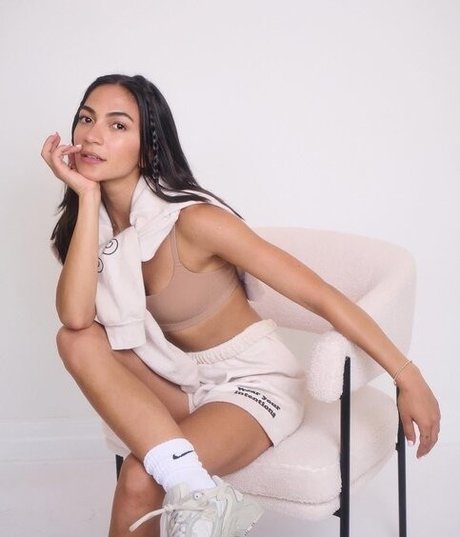 Natalee Linez nude pornstar pic