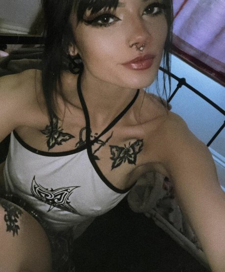 Portsmouth hot model pic