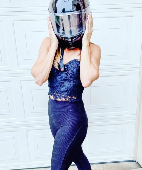 BikiniSquats model nice photo