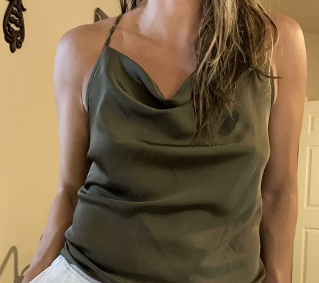 BikiniSquats sexy actress img