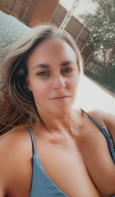 BikiniSquats model nice pics