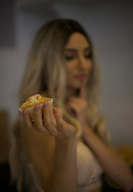 anncutie18 naked pornstar image