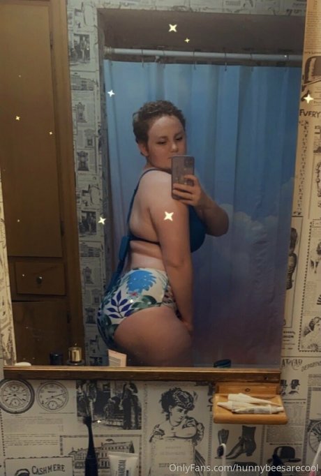 hunnybeesarecool erotic star image