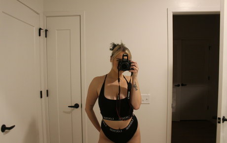 mollyomaliamollyomaliaaa xxx pornstar picture