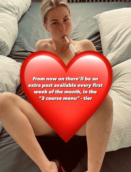 Mynte Muse naked pornstar img