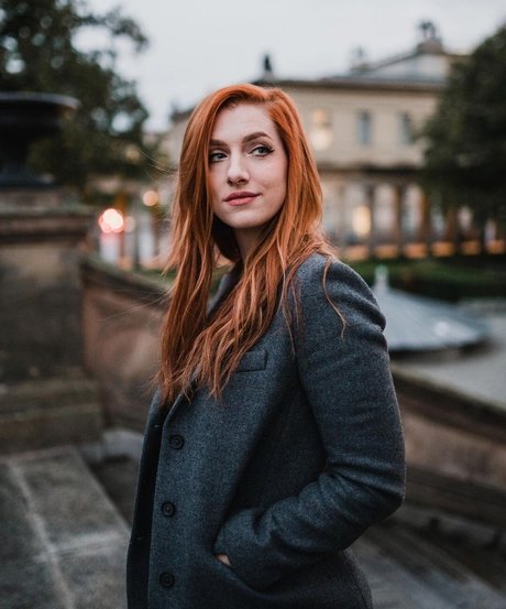 Lara Loft model sexy image