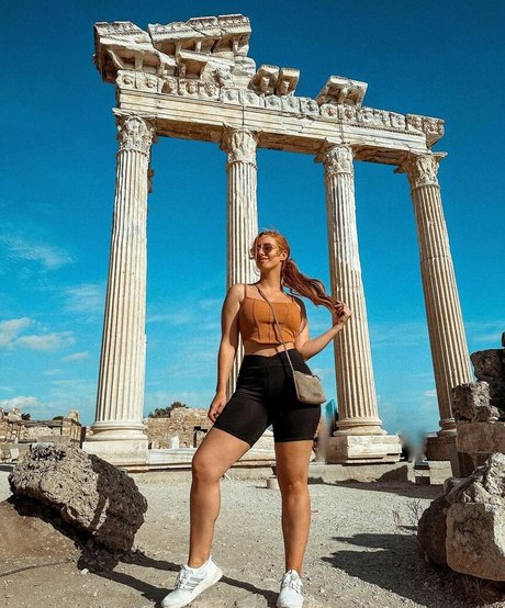 Lara Loft model hot img