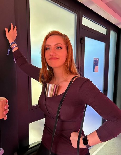 Lara Loft pretty model pic