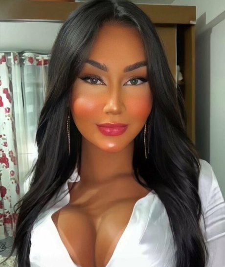 Amanda Pavanelli hot actress image