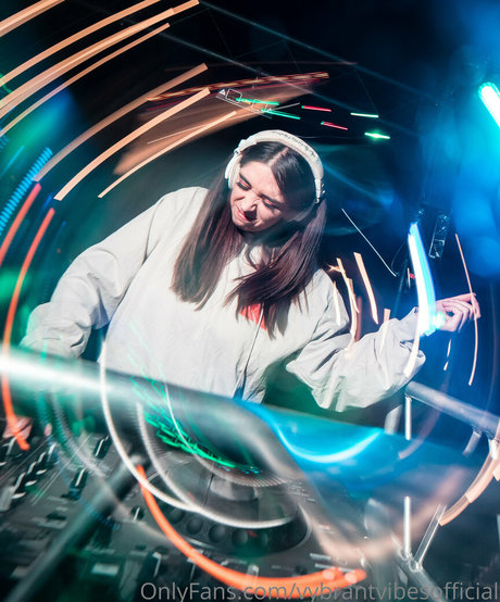 vybrantvibesofficial model top img