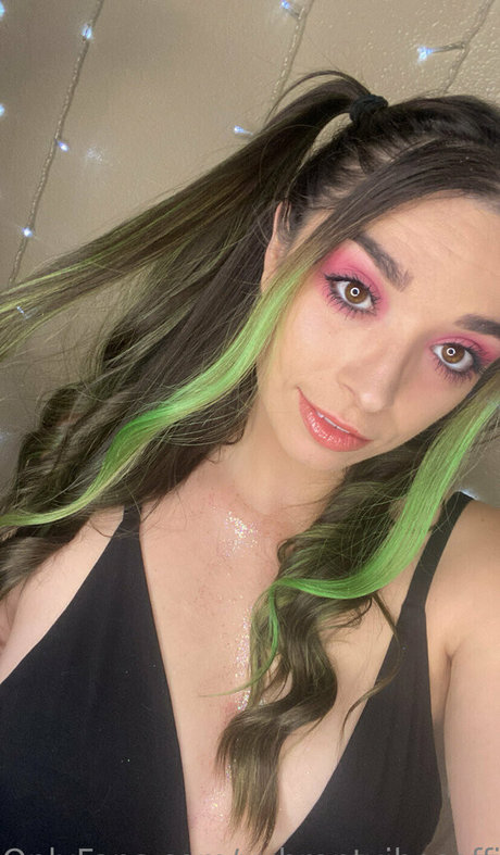 vybrantvibesofficial pornographic model photos