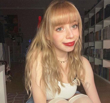 LegendLuna model nude img