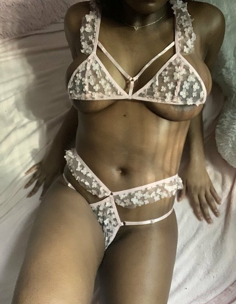 nikkynyxx exclusive model image