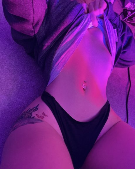 naiadeityy naked actress pic