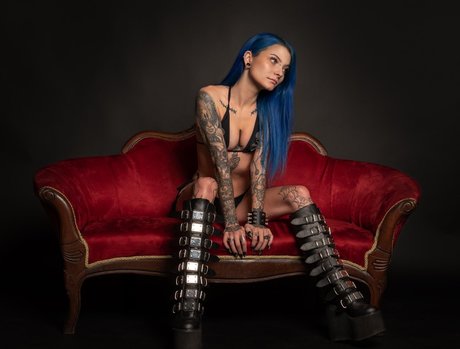 Justine Schiavone model exclusive pic