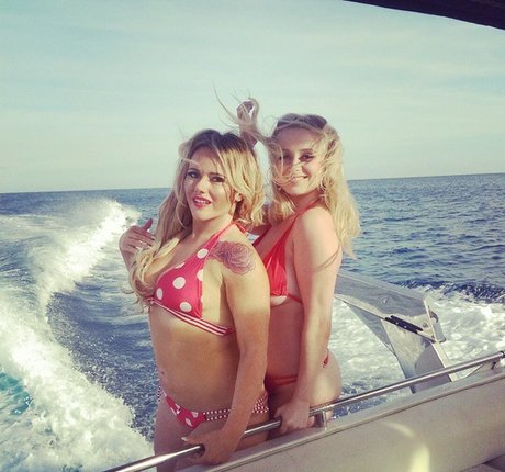 Missrachaelcx model art gallery