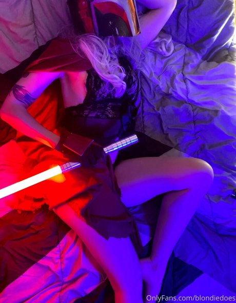 blondiedoes star photo