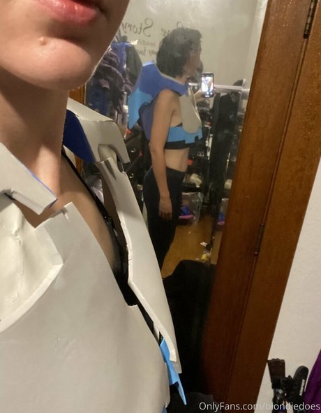 blondiedoes adult model galleries