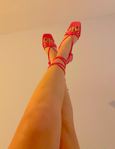 athelinafree nude model img