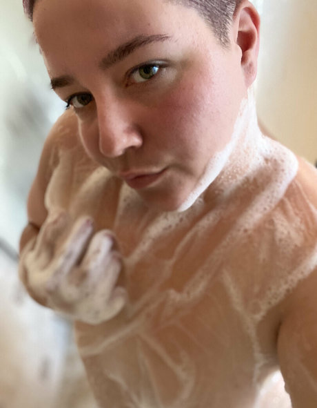 unsupervised housewife profile pic