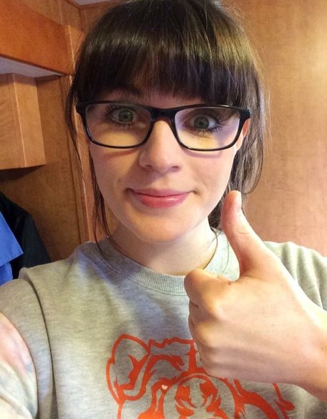 Aisling Bea model xxx picture