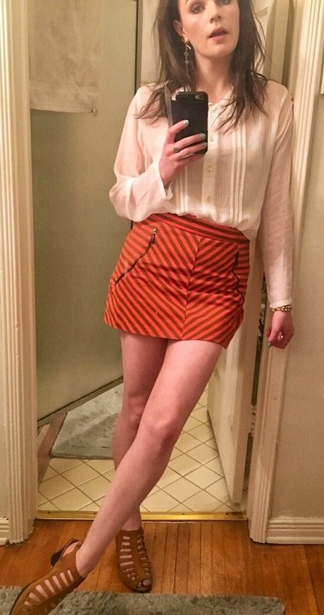 Aisling Bea model top pictures