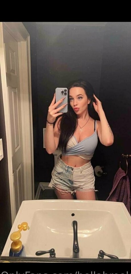 bellabrooksxo pornographic model pic