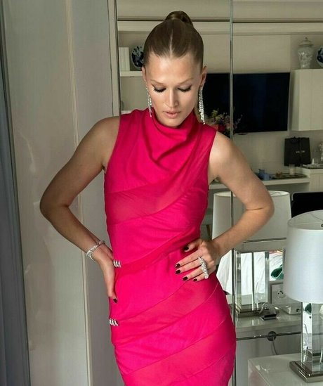 Toni Garrn star pornographic photo