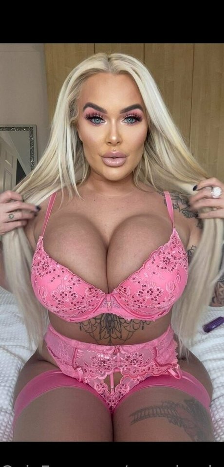 Porscheplatinum model pornographic image