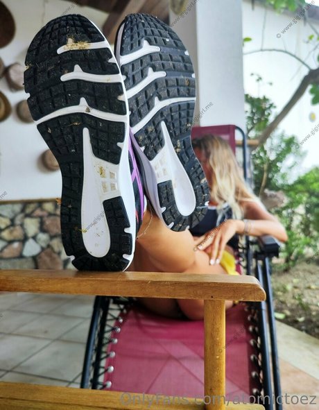 atomictoez art star img