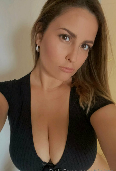 tinitta porn model image