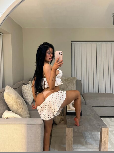 Hollyydollyy pornstar naked photo