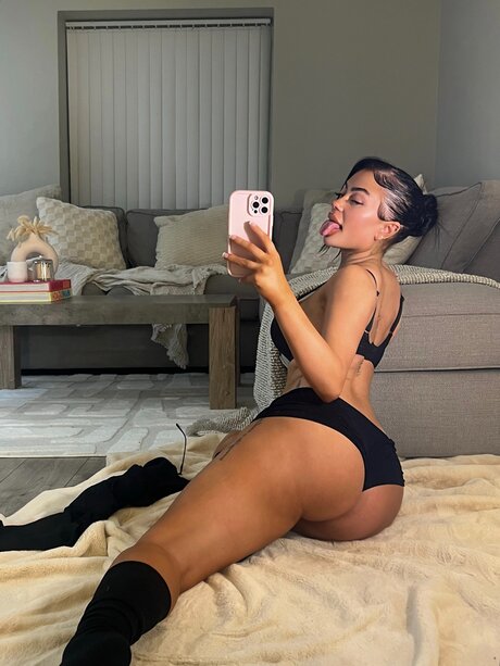 Hollyydollyy model photos