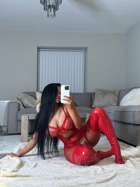 Hollyydollyy nude model pic