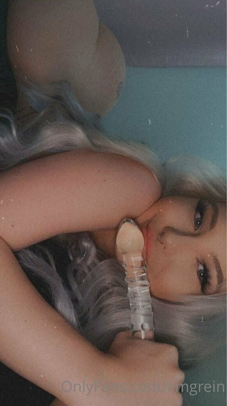 emgrein hot model pic