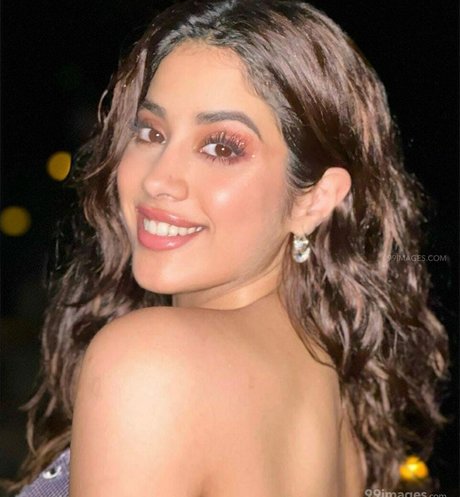 Janhvi Kapoor model erotic pictures