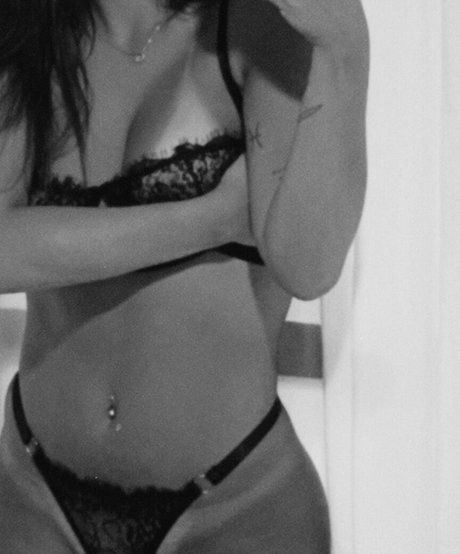 Giovanna Buscacio naked model pics