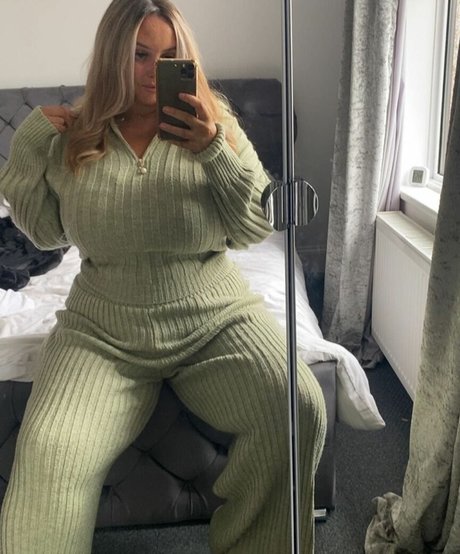 bustyholly perfect model img