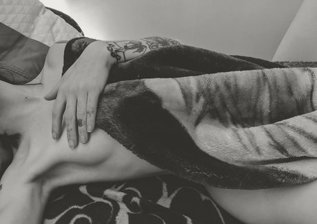 snoot model nude img