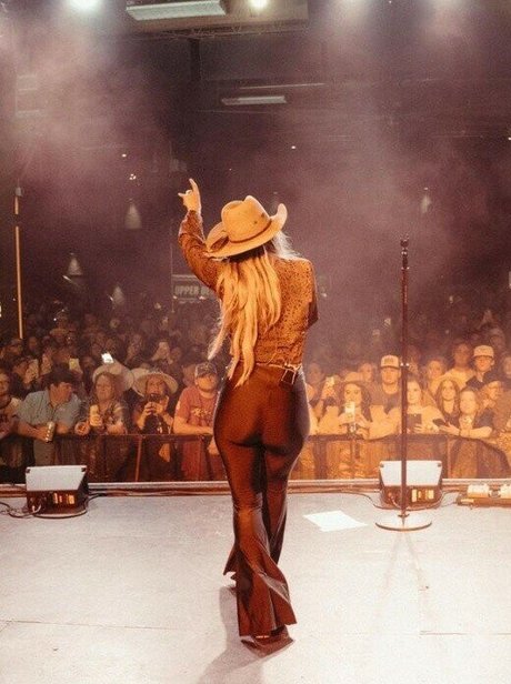 Lainey Wilson perfect star picture