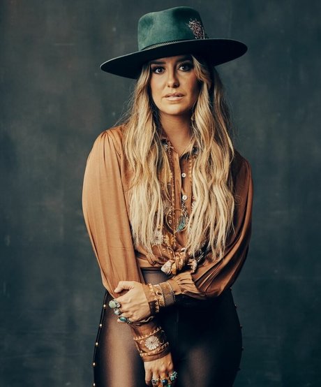 Lainey Wilson nice star photos